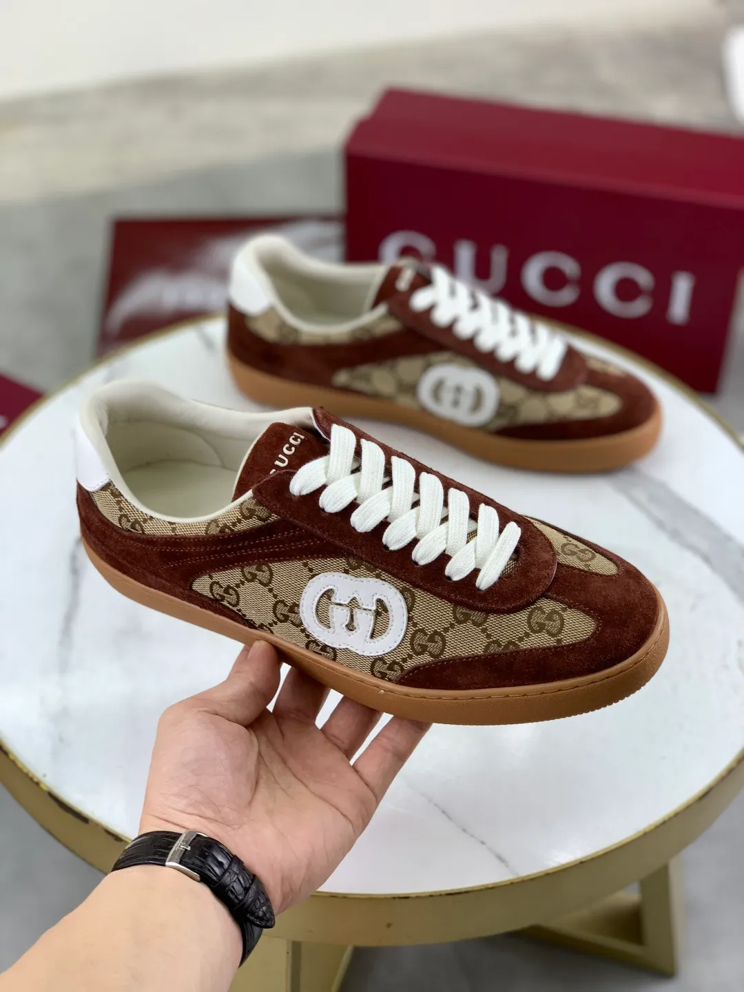 Men's shoes 💰P562 New GUCCI classic design moral training element catwalk model, matching version of top quality moral training shoes for men and women. Epoxy logo process is concave and convex, matching oil edge technology, punched cowhide cloth surface, suede cowhide surface splicing, breathable and not stuffy, the original overlasted shoe model is comfortable on the feet.  Fabric: Matched leather + cloth + mesh Lining: Water-dyed sheepskin Foot: Water-dyed sheepskin Outsole: Original molded TP matching environmentally friendly material Packaging: Top counter full set of packaging Female 35-42 (Female 41.42. Customized) Male 39-46 (46 customized)